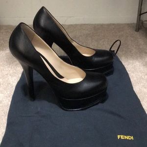 Fendi black leather heels pumps 39